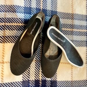 ANTONIO MELANI Flexible Black Ribbed Slip-on Washable Knit Flats. Size 8.5